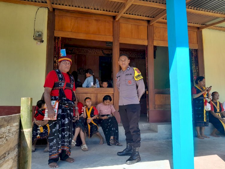 Bhabinkamtibmas Polsek Aimere Amankan Pesta Adat Ka Sa'o Menge Pulu