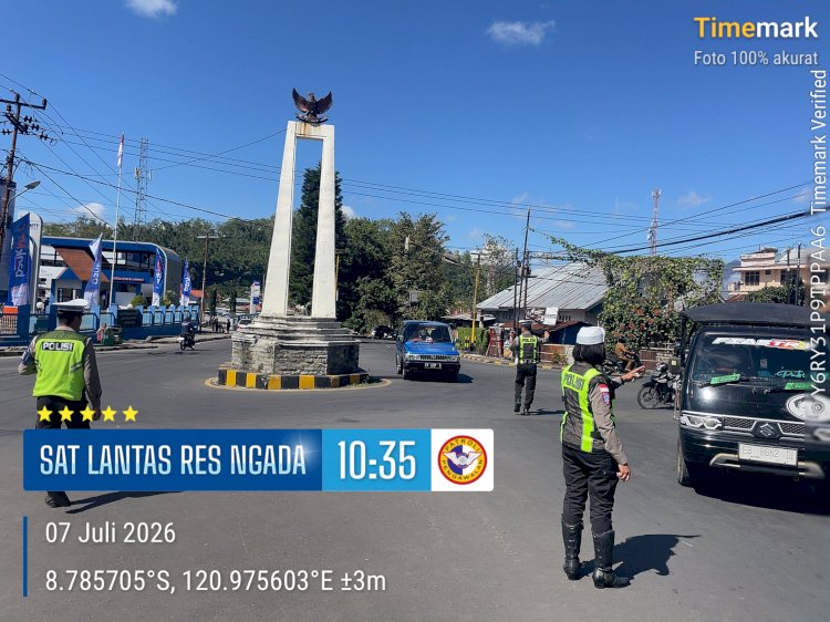 Personel Satlantas Polres Ngada Gelar Patroli dan Pengaturan Lalu Lintas untuk Mewujudkan Kamseltibcarlantas Kondusif