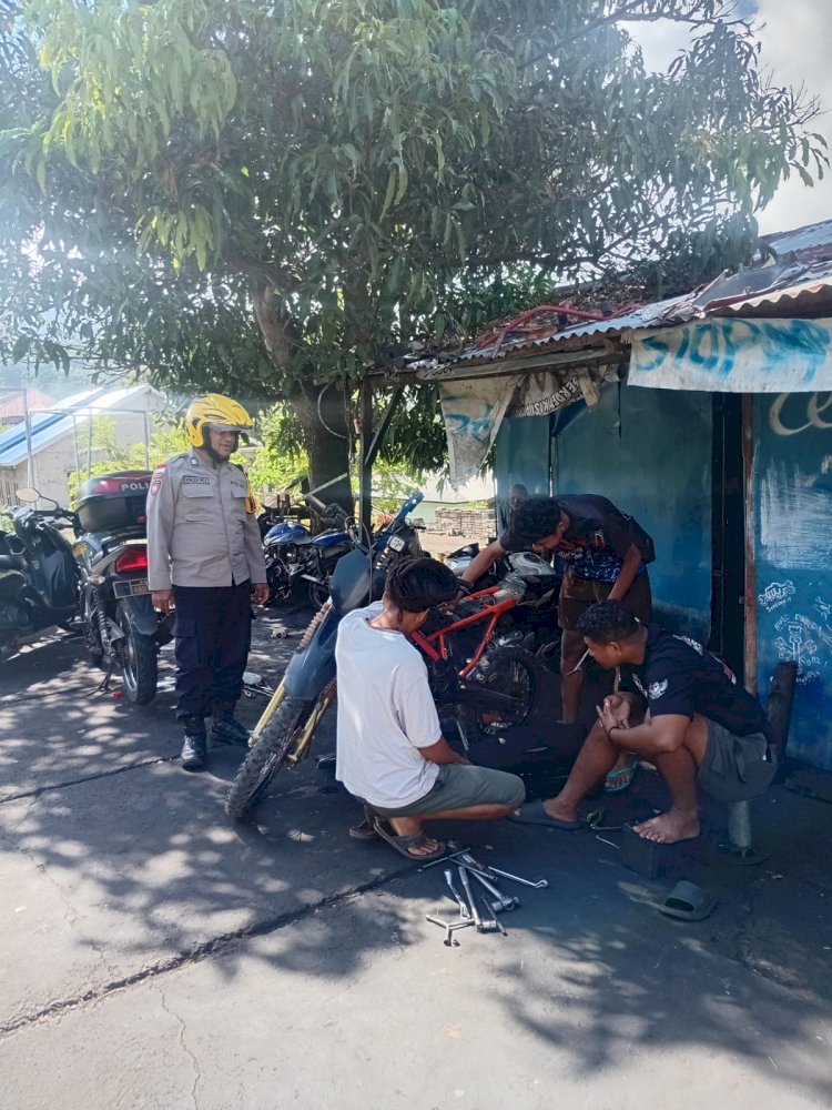 Bhabinkamtibmas Desa Naruwolo Sambangi Bengkel Motor, Ingatkan Warga Tingkatkan Kewaspadaan Cegah Pencurian