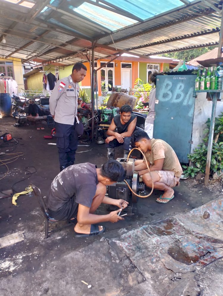 Polri Senantiasa Hadir di Tengah Masyarakat, Bhabinkamtibmas Kelurahan Bajawa Perkuat Sinergi Melalui Sambang Kamtibmas