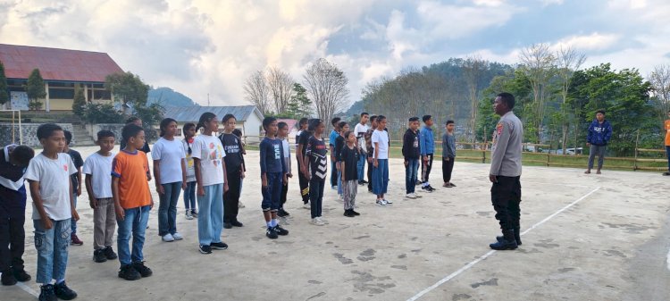 Bhabinkamtibmas Kelurahan Bajawa Latih PBB dan Sampaikan Pesan Kamtibmas kepada Siswa SMP Satap 1 Bajawa