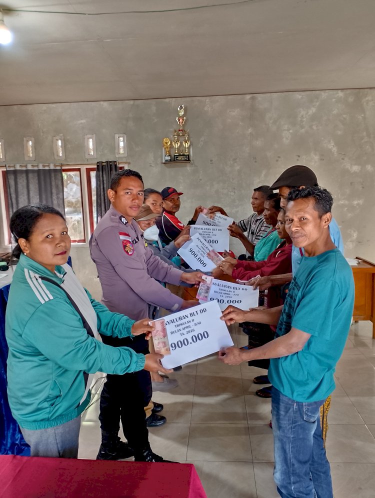 Bhabinkamtibmas Desa Dariwali dampingi Penyaluran BLT-DD TAHAP I di Desa Tiworiwu II, Sekaligus sampaikan Pesan Kamtibmas 