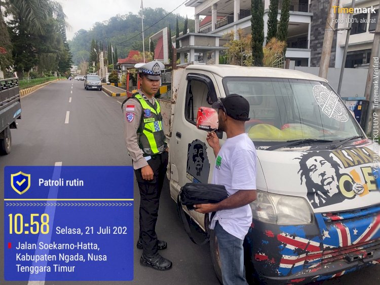 Satlantas Polres Ngada  Laksanakan Patroli dan Pengaturan Lalu Lintas, wujudkan Kamseltibcarlantas di Kota Bajawa