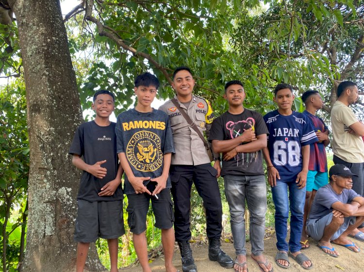 Bhabinkamtibmas Desa Watumanu Sambangi Warga, Sampaikan Pesan Kamtibmas dan Ajak Bijak Bermedia Sosial