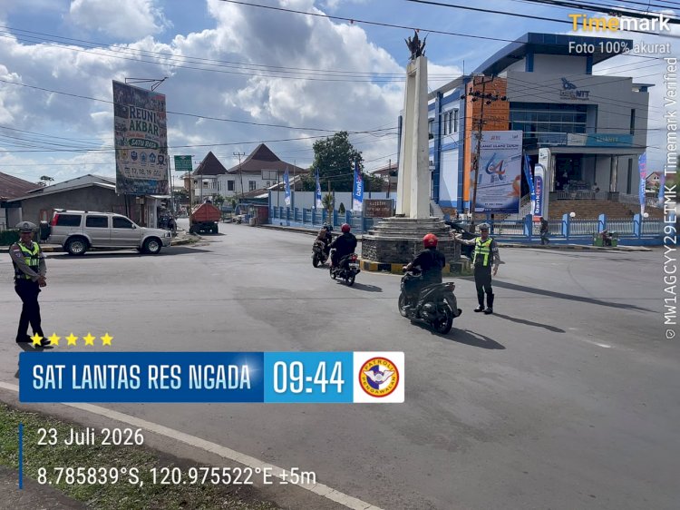 SATLANTAS POLRES NGADA LAKSANAKAN PATROLI DAN PENGATURAN LALU LINTAS, WUJUDKAN KAMSELTIBCARLANTAS DI KOTA BAJAWA