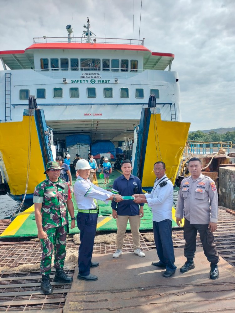 POLRES NGADA MELAKSANAKAN MONITORING KEGIATAN BONGKAR MUAT KMP CAKALANG II DI PELABUHAN PENYEBERANGAN LAUT AIMERE ‎