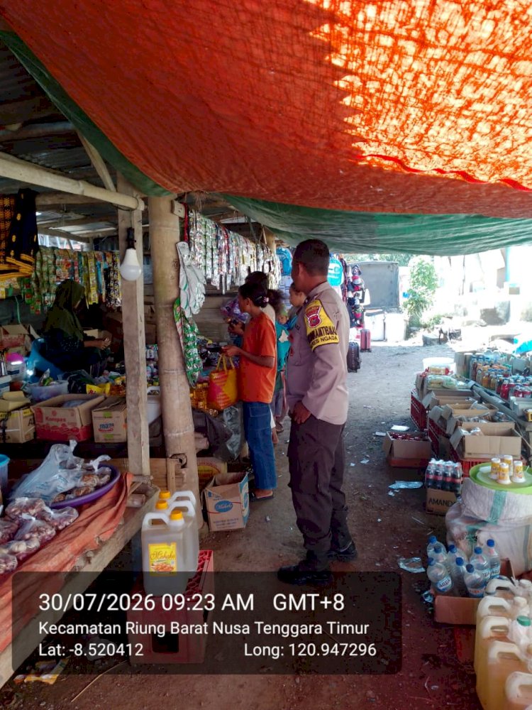 Jaga Stabilitas Harga dan Keamanan Pasar, Bhabinkamtibmas Desa Ria Pantau Sembako di Pasar Mingguan Riung Barat ‎