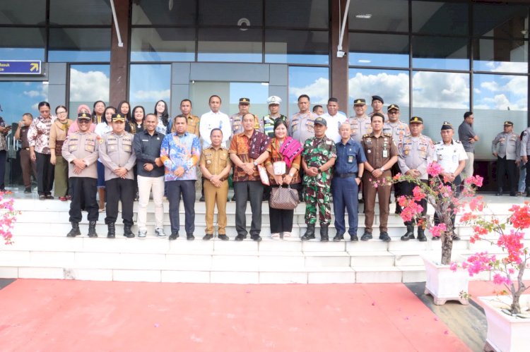 Kapolres Ngada Disambut Bupati dan Forkopimda Setibanya di Bandara Turelelo Soa