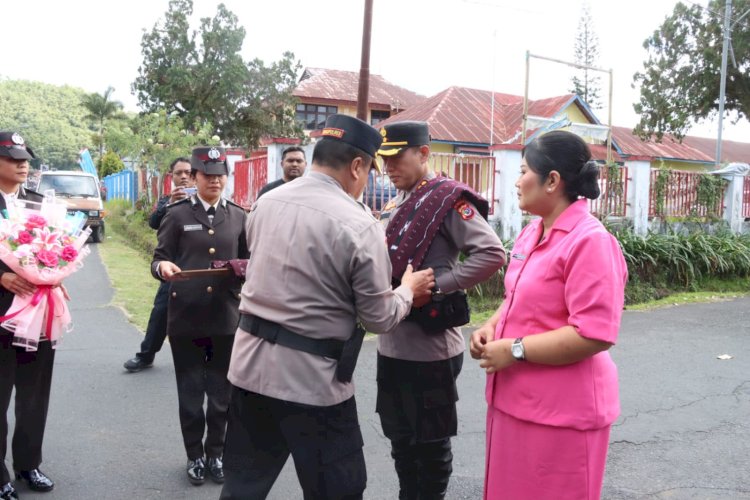 Tarian Ja'i dan Upacara Pedang Pora Warnai Penyambutan Pejabat Baru Kapolres Ngada.