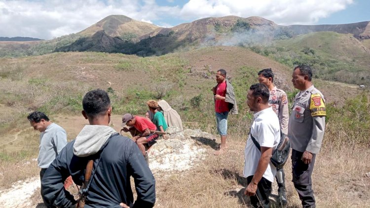 Polsek Riung bersama masyarakat berhasil mengevakuasi seorang warga yang dilaporkan terjatuh ke dalam jurang
