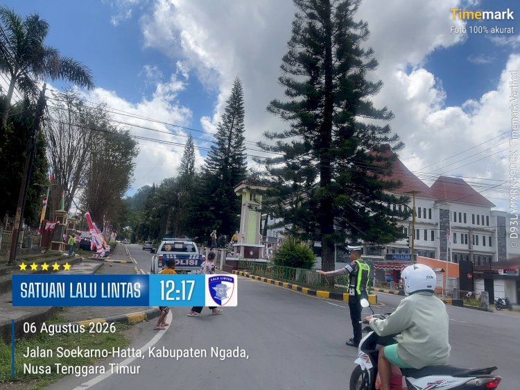 SATLANTAS POLRES NGADA HADIR MENJAGA KELANCARAN ARUS LALU LINTAS DI KOTA BAJAWA