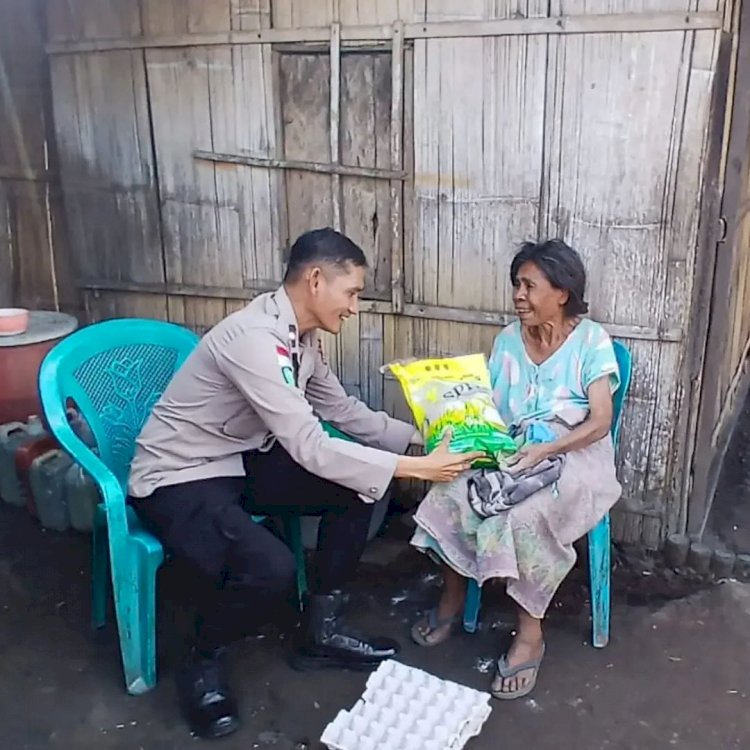 Antar Amanah Donatur, Kasidokkes Polres Ngada Salurkan Sembako untuk Warga Bonewaru