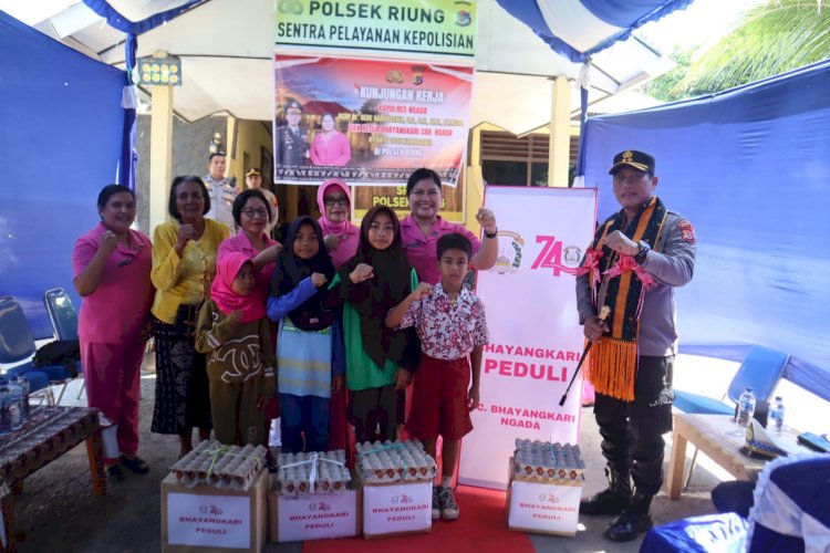 Kapolres Ngada Bersama Ketua Bhayangkari Cabang Ngada Kunjungi Polsek Riung, Perkuat Silaturahmi dan Motivasi Personel