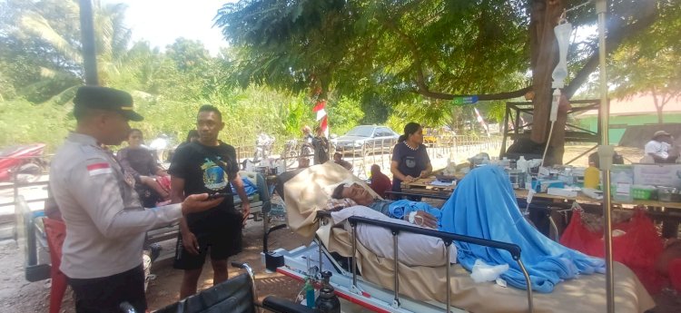 Pasca Gempa Bumi, Kapolsek Riung Gerak Cepat Bantu Evakuasi Pasien di Puskesmas Riung