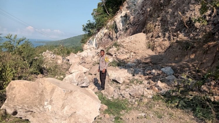 Bhabinkamtibmas Polsek Golewa Tanggap Cepat Longsor Bukit Wolongizu Pasca Gempa, Warga Diimbau Menjauhi Lokasi
