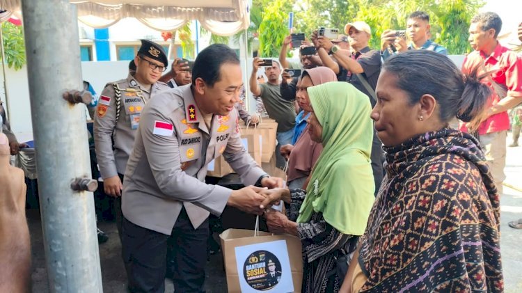 Kapolda NTT Salurkan100 Paket Bantuan untuk Warga Sikka Pascagempa