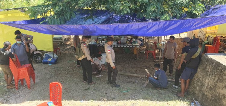 polsek riung bangun tenda darurat untuk pasien pasca gempa