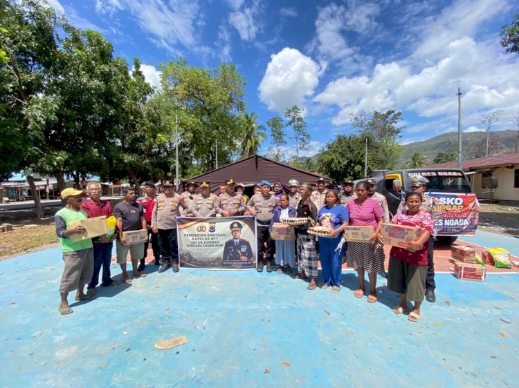 Polres Ngada Salurkan Bantuan Sembako untuk Pengungsi di Riung, Polres Ngada Pastikan Bantuan Tepat Sasaran