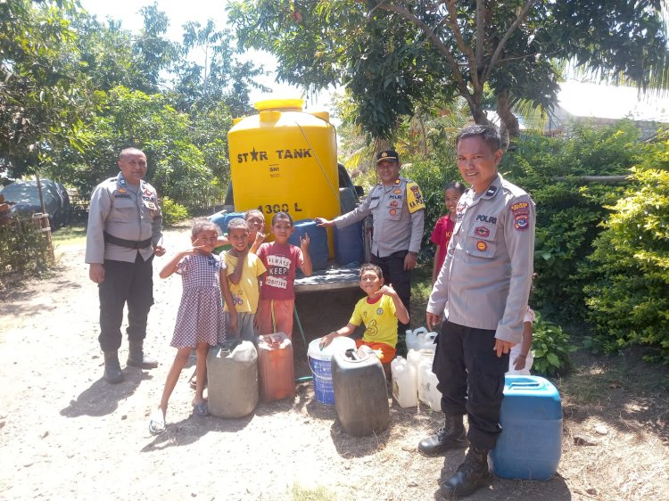 Kepedulian Hadir melalui Langkah Nyata, Polsek Aimere Salurkan Bantuan Air Bersih bagi Warga Terdampak Gempa Bumi