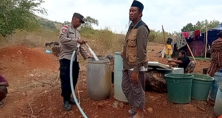 Di Tengah Krisis Air Pascagempa, Polres Ngada Polsek Riung Hadirkan Air Bersih ke Lima Posko Pengungsian di Riung