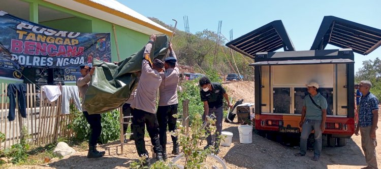 Polres Ngada bersama Brimob BKO  Dirikan Tenda Posko Pengungsian bagi Warga Terdampak Gempa di Tadho Tengah