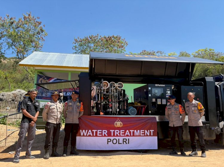 Polres Ngada Bersama Brimob BKO Salurkan Water Treatment untuk Warga Terdampak Gempa di Tadho Tengah