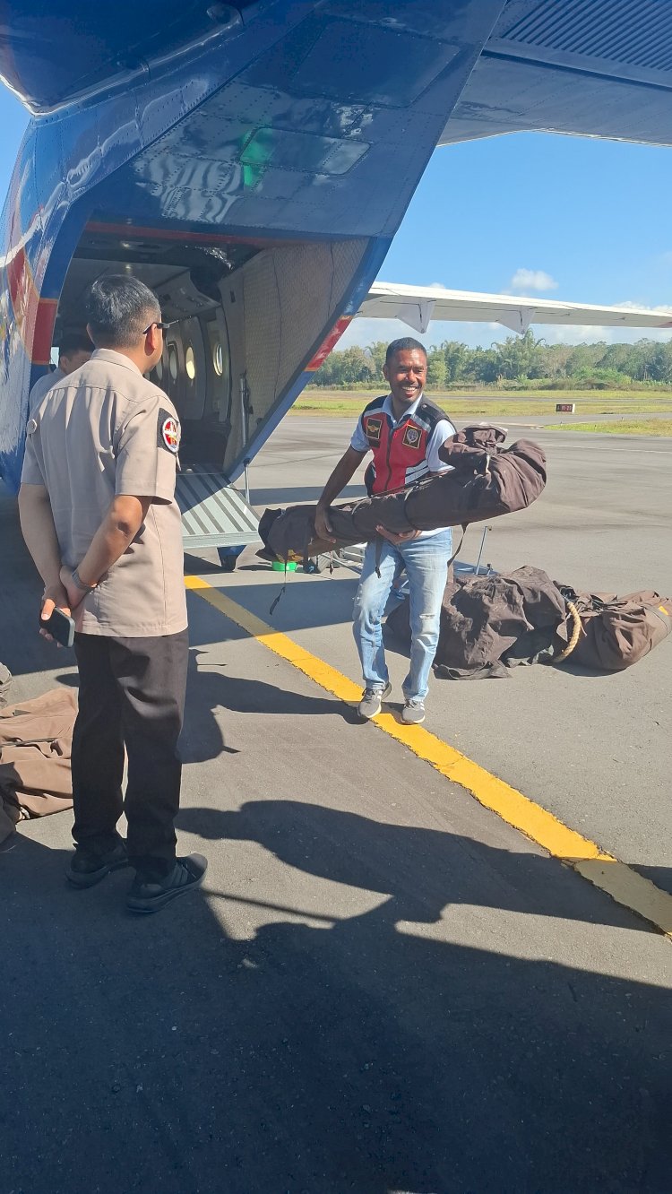 DARI UDARA UNTUK FLORES, PESAWAT POLRI ANTAR TENDA BRIMOB, PERKUAT PENANGANAN PASCAGEMPA