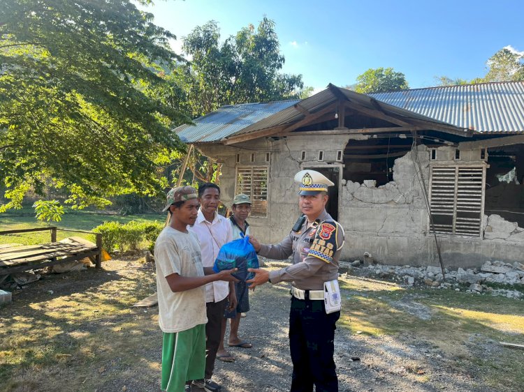 80 KK Terdampak Gempa Menerima Bantuan Sosial Polri Polres Ngada di Wolomeze