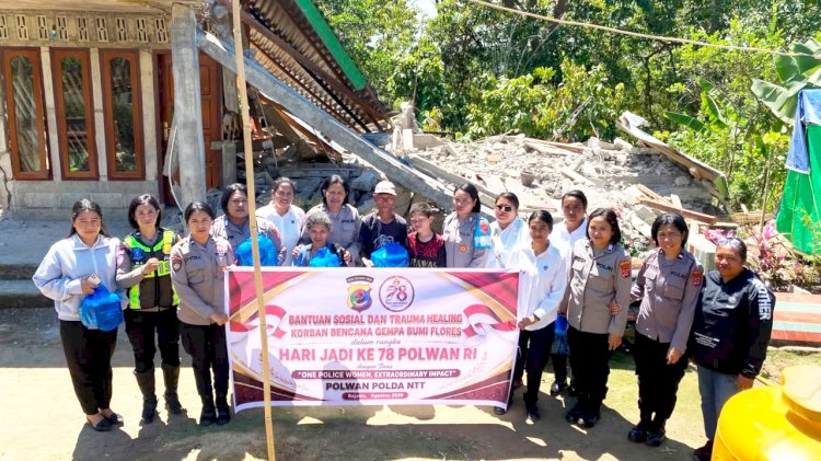 Polwan Polres Ngada Salurkan Bantuan kepada Korban Gempa Flores di Lokasi Pengungsian Desa Turamuri 