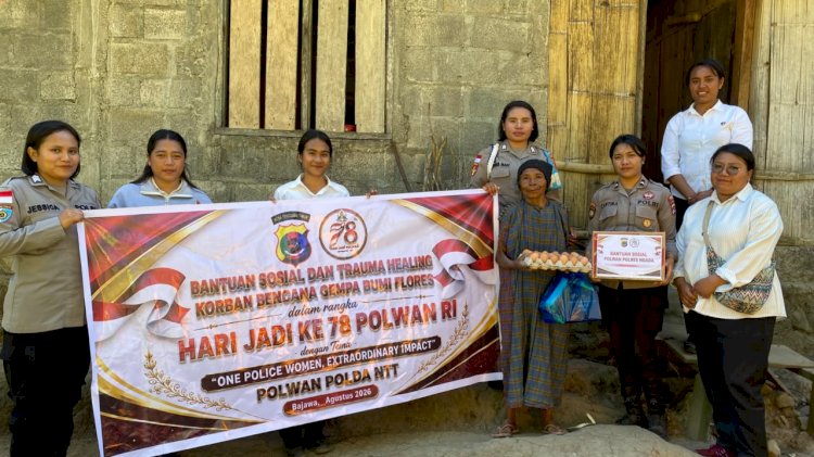 Polwan Polres Ngada Salurkan Bantuan kepada Korban Gempa Flores di Lokasi Pengungsian Desa Turamuri 