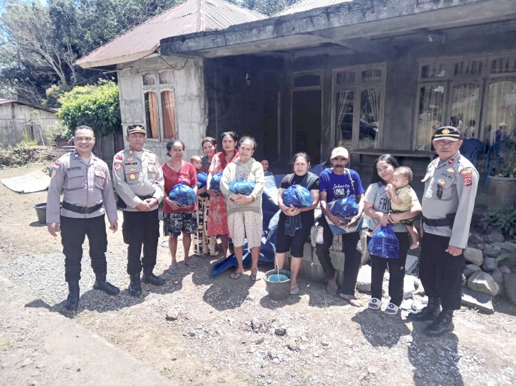 Di Tengah Jalan yang Rusak Polres Ngada Tetap Hadir, 50 KK Korban Gempa Golewa Menerima Bantuan