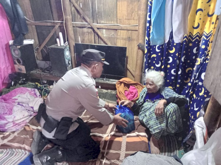 Di Tengah Jalan yang Rusak Polres Ngada Tetap Hadir, 50 KK Korban Gempa Golewa Menerima Bantuan