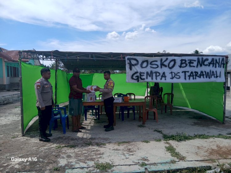 Polres Ngada Polsek Soa Salurkan Paket Sembako kepada Warga Terdampak Gempa di Desa Tarawali ‎