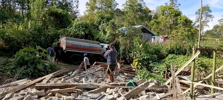 AIR BERSIH DI TENGAH DAMPAK GEMPA, POLRES NGADA POLSEK GOLEWA MEMBANTU MEMENUHI KEBUTUHAN WARGA RAKALABA I ‎