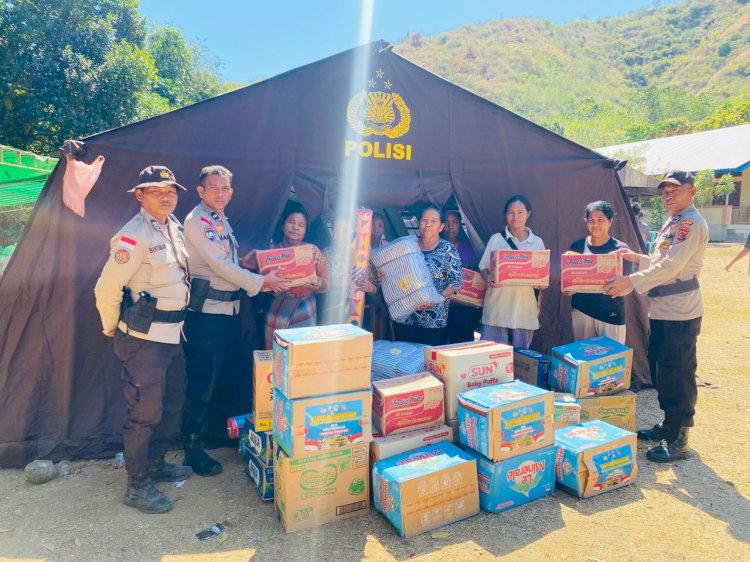 Polsek Riung Salurkan Bantuan Sembako Kemanusiaan Polri kepada Warga Terdampak Gempa