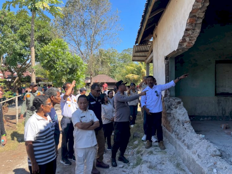 Wagub NTT dan Kapolres Ngada Salurkan Bantuan kepada Warga Terdampak Gempa di Mengeruda