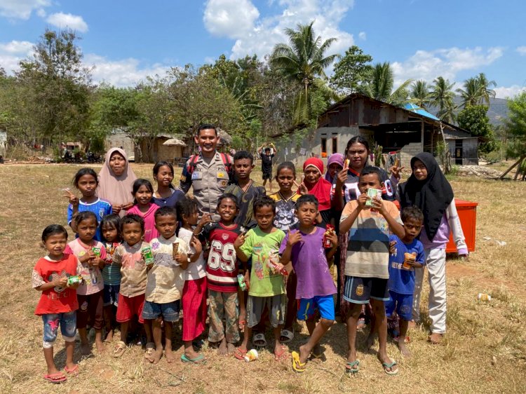 HADIR DI TENGAH DUKA, POLRI POLRES NGADA PULIHKAN SEMANGAT WARGA TERDAMPAK GEMPA DI RIUNG
