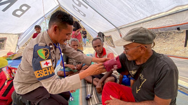 Sembuhkan Luka, Pulihkan Senyum: Polres Ngada Hadir di Tengah Pengungsi Gempa Riung
