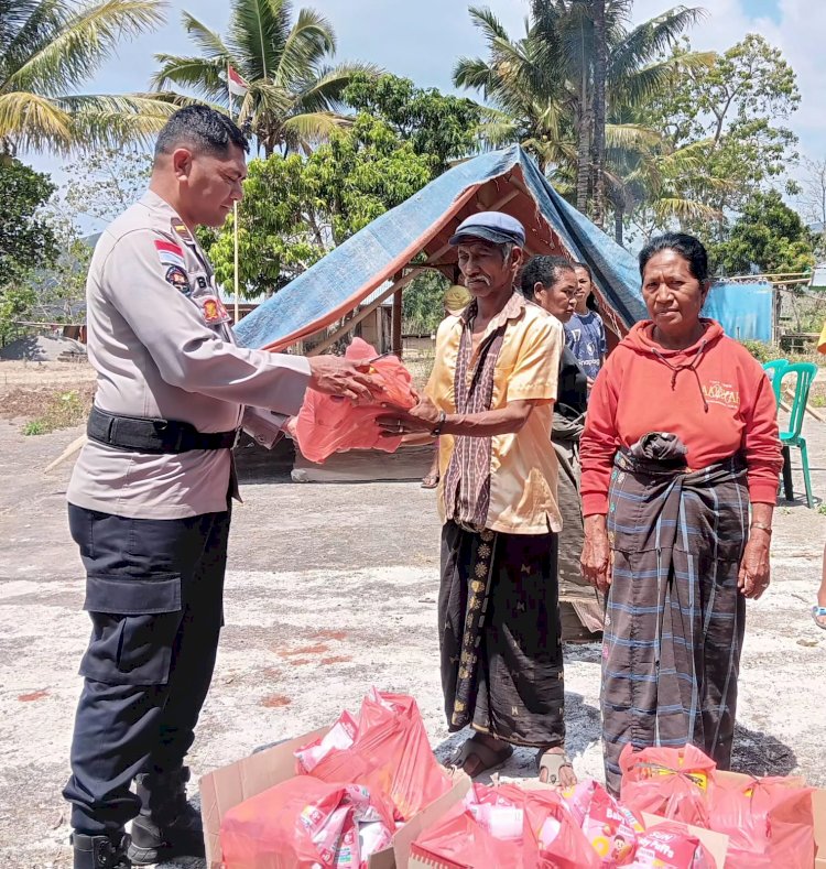 POLRI POLRES NGADA HADIR DI TENGAH WARGA TERDAMPAK GEMPA DI DESA WATE, BANTUAN DISALURKAN DAN PESAN KESELAMATAN DISAMPAIKAN ‎