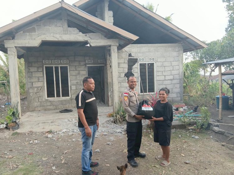 Polri Polres Ngada Salurkan Bantuan Kapolda NTT kepada Warga Terdampak Gempa di Desa Waewea