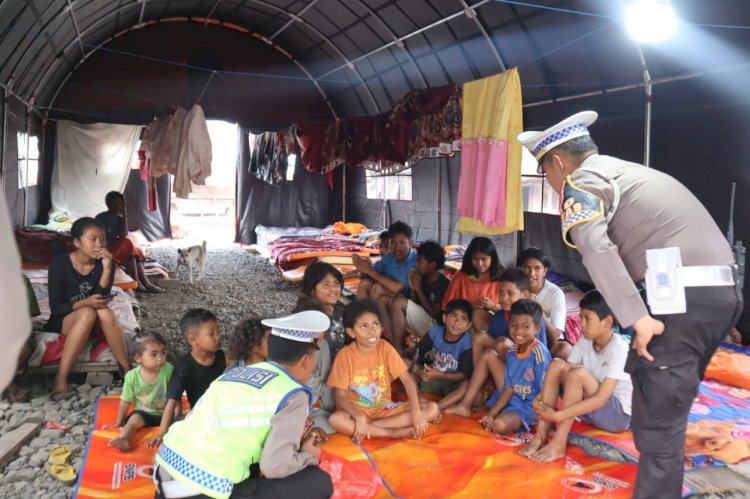Hibur Anak-Anak Terdampak Gempa, Satlantas Polres Ngada Gelar Trauma Healing di Lokasi Pengungsian ‎