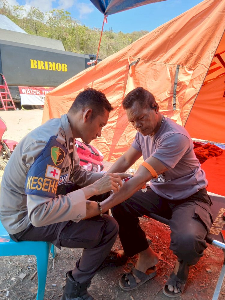 Jaga Kondisi Personel dalam Pelaksanaan Tugas Kemanusiaan, Dokkes Polres Ngada Berikan Layanan Kesehatan di Posko Pengungsian Bekek