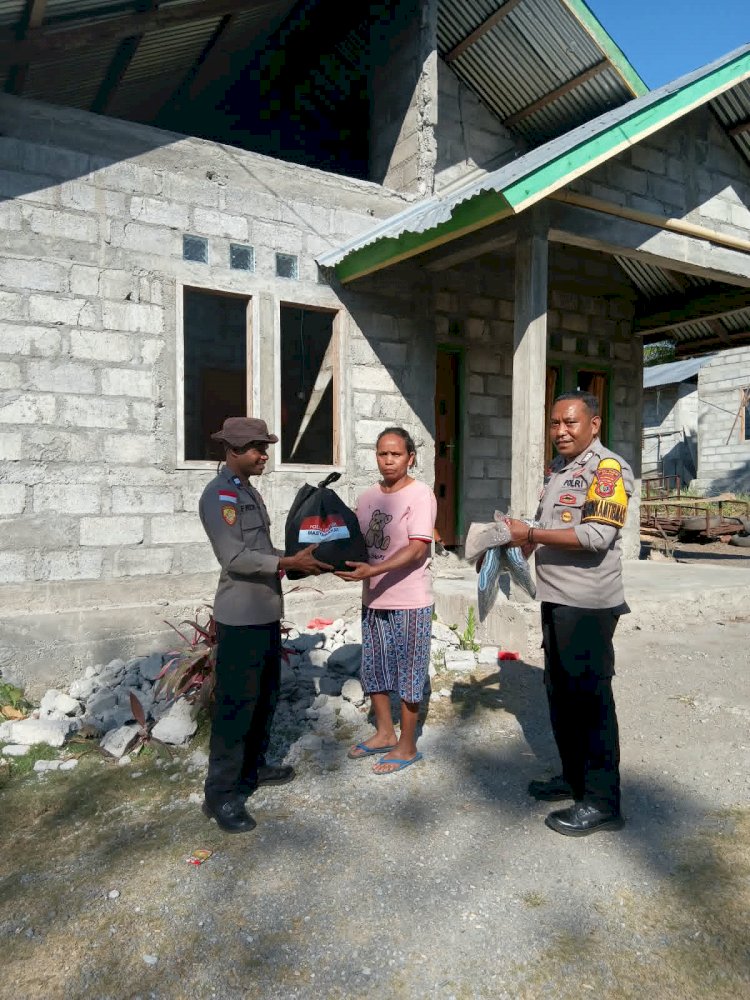 POLRI POLRES NGADA HADIR DI TENGAH WARGA TERDAMPAK GEMPA, SALURKAN BANTUAN SEMBAKO DI BAJAWA UTARA ‎