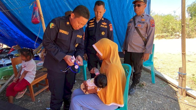 Polri Hadir di Tengah Pengungsi, Biddokkes Polda NTT bersama Dokkes Polres Ngada Berikan Layanan Kesehatan dan Home Visit di Bekek