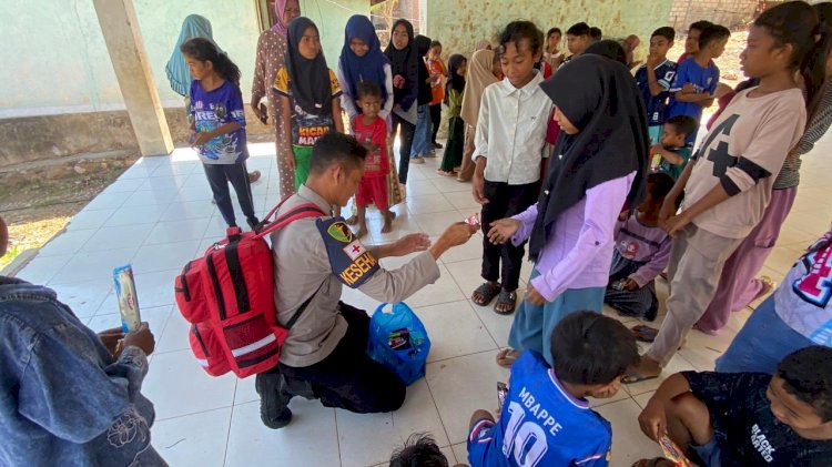 PULIHKAN LUKA, TUMBUHKAN HARAPAN: POLRI POLRES NGADA HADIR MEMBERIKAN LAYANAN KESEHATAN DAN TRAUMA HEALING BAGI WARGA TERDAMPAK GEMPA DI RIUNG