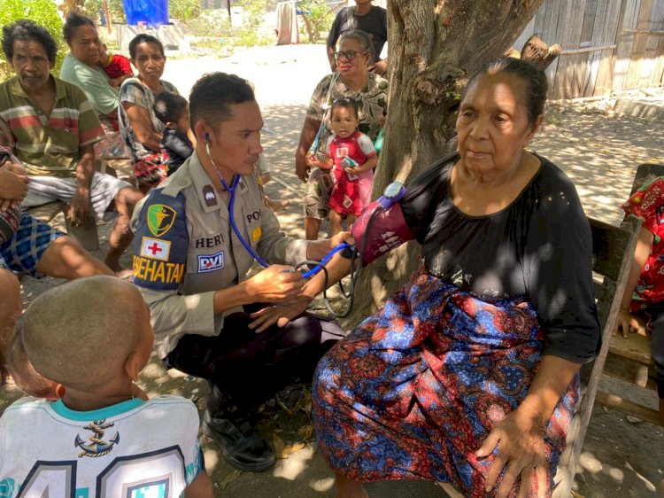 Ditengah Tenda Pengungsian, Polri Polres Ngada Hadir Memberikan Pelayanan Kesehatan dan Dukungan bagi Warga Tadho Timur