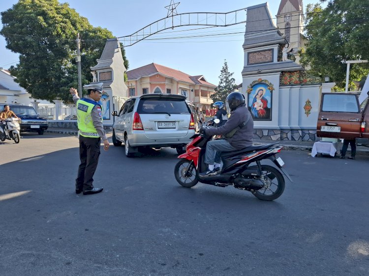 Satlantas Polres Ngada Amankan Ibadah Minggu, Arus Lalu Lintas di Depan Gereja Lancar