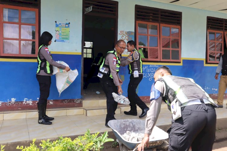 SEKOLAH BANGKIT, POLRI POLRES NGADA HADIR: SATLANTAS POLRES NGADA BERSIHKAN PUING GEMPA DI SD NEGERI RADHA
