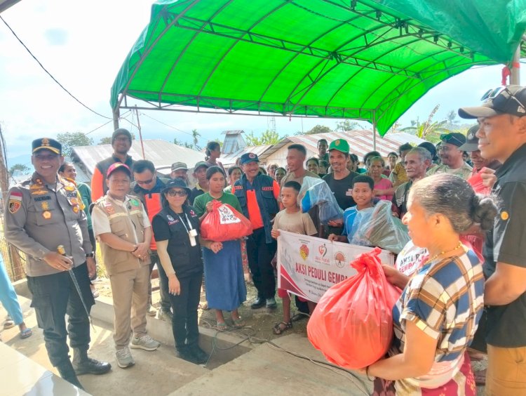 Kapolres Ngada Hadir Dampingi Penyaluran Bantuan untuk Warga Terdampak Gempa di Heawea