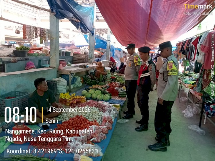 POLSEK RIUNG POLRES NGADA HADIR DI PASAR, MASYARAKAT TENANG: KETERSEDIAAN SEMBAKO TERPANTAU, KAMTIBMAS TERJAGA ‎